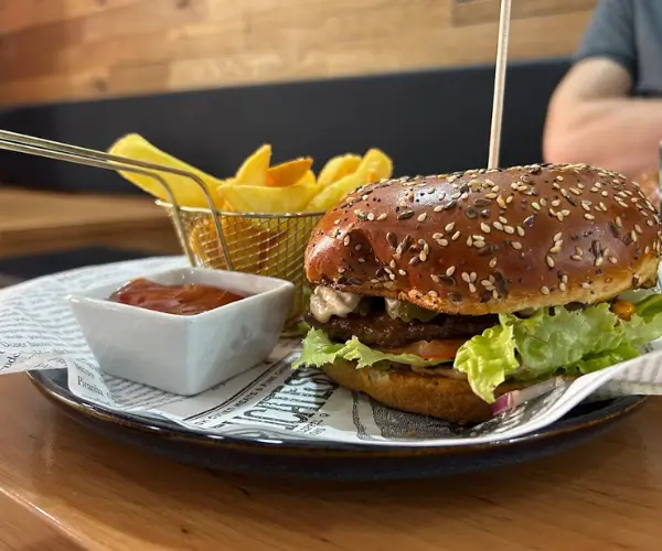 Kundenbewertung – Burger mit frischen Zutaten und hausgemachter Sauce