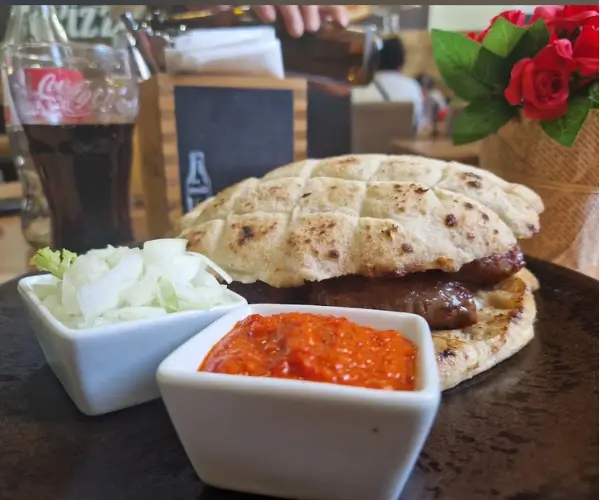 Kundenbewertung – Gegrillte Cevapcici mit Ajvar und Pommes
Cevapcici