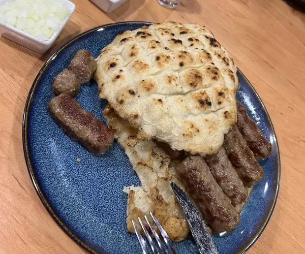 Kundenbewertung – Cevapcici serviert mit Zwiebeln und Fladenbrot