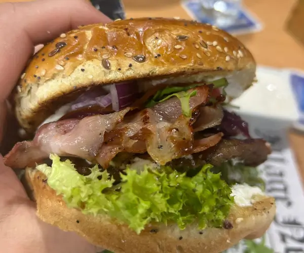 Kundenbewertung – Burger mit knusprigem Speck und Cheddar-Käse