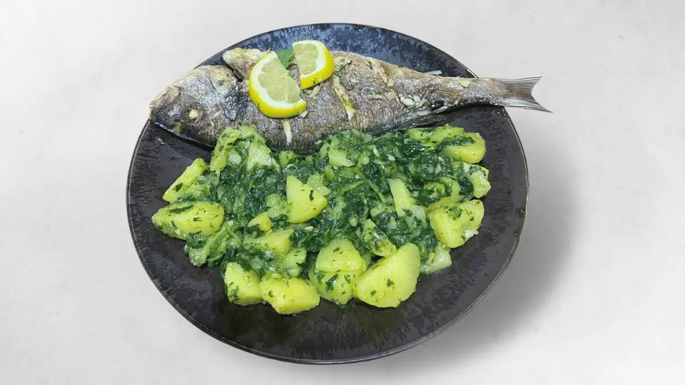 Gegrillte Dorade (330g) serviert mit Mangold-Kartoffeln, ideal für Liebhaber von frischem Fisch