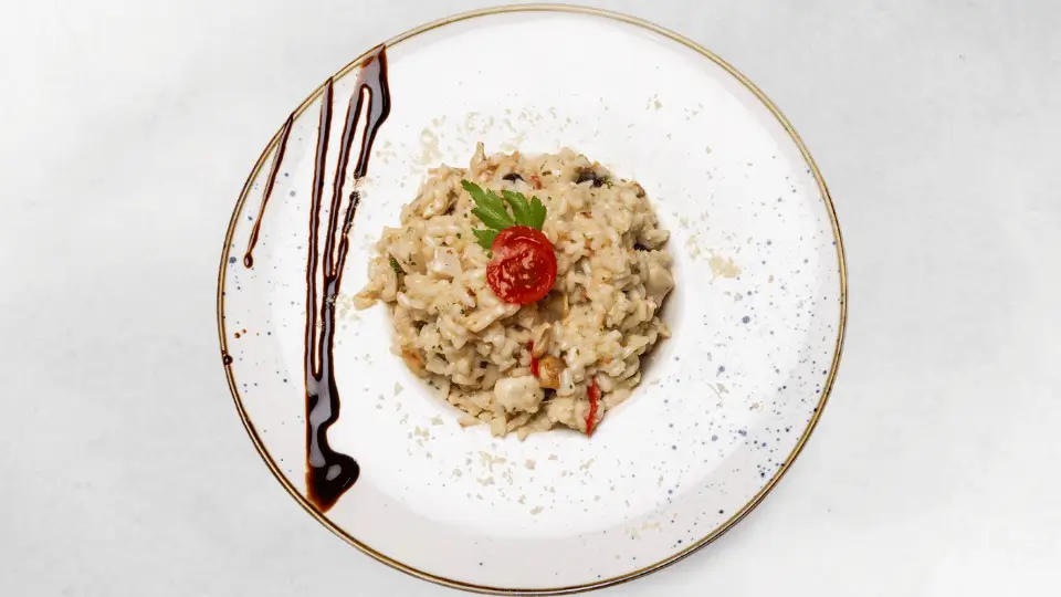 Risotto mit frischen Meeresfrüchten, zubereitet in einer cremigen Sauce für ein köstliches Meeresfrüchte-Erlebnis