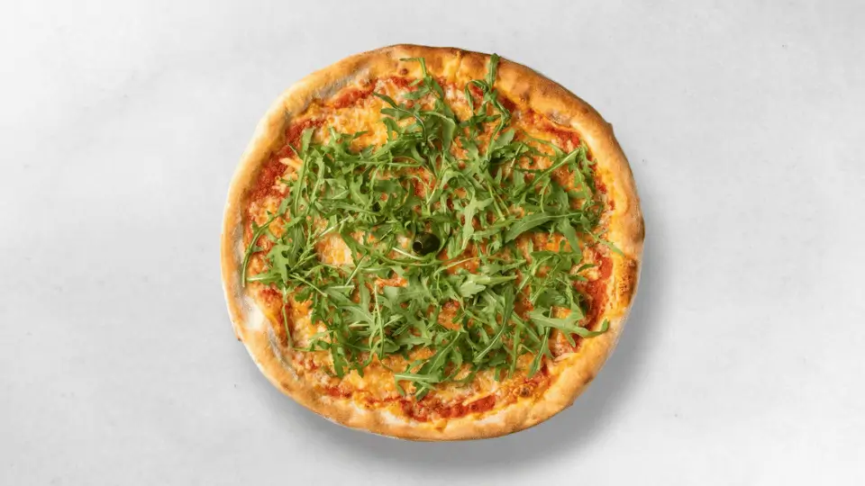 Pizza Rucola - Rucola-Pizza mit geschmolzener Mozzarella und frischen Rucola- und Tomatenscheiben auf einem knusprigen Boden.