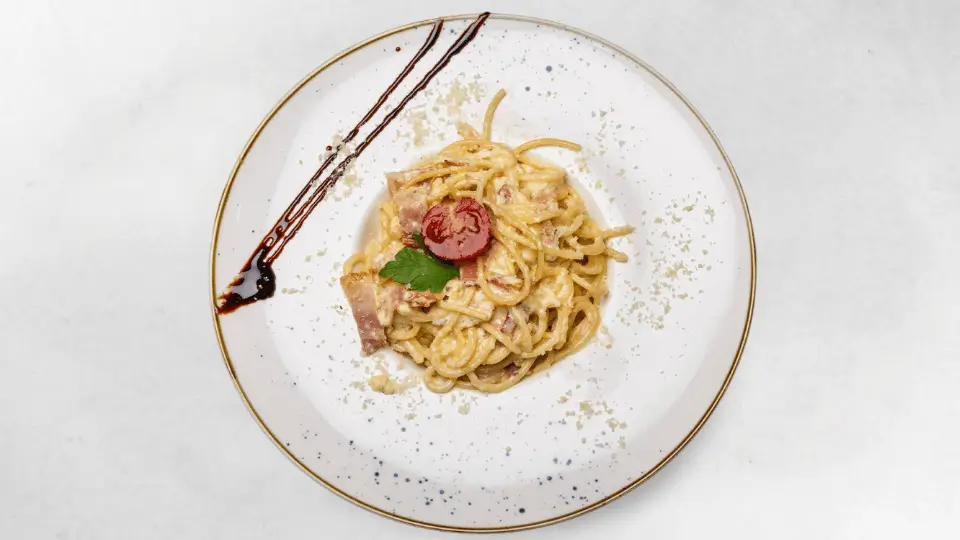 Spaghetti Carbonara mit einer cremigen Sauce aus Sahne, Speck und Ei, perfekt für ein herzhaftes Gericht.