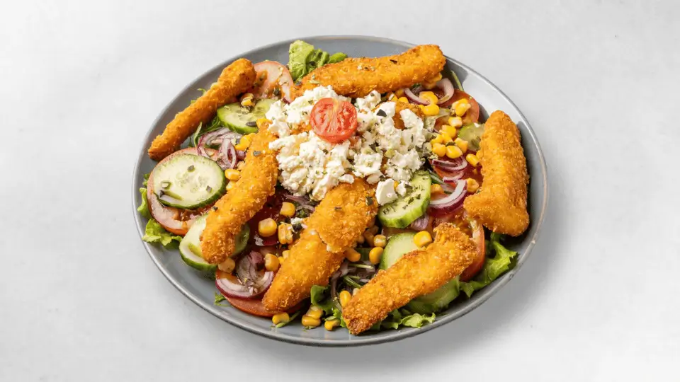 Steirer Salat - Steirer Salat mit Schafskäse und steirischen Kürbiskernen, liebevoll angerichtet mit frischen Blattsalaten.