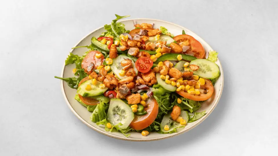 Thunfischsalat - Gemischter Salat mit zartem Thunfisch, angerichtet mit frischem Gemüse in einer Schüssel.
